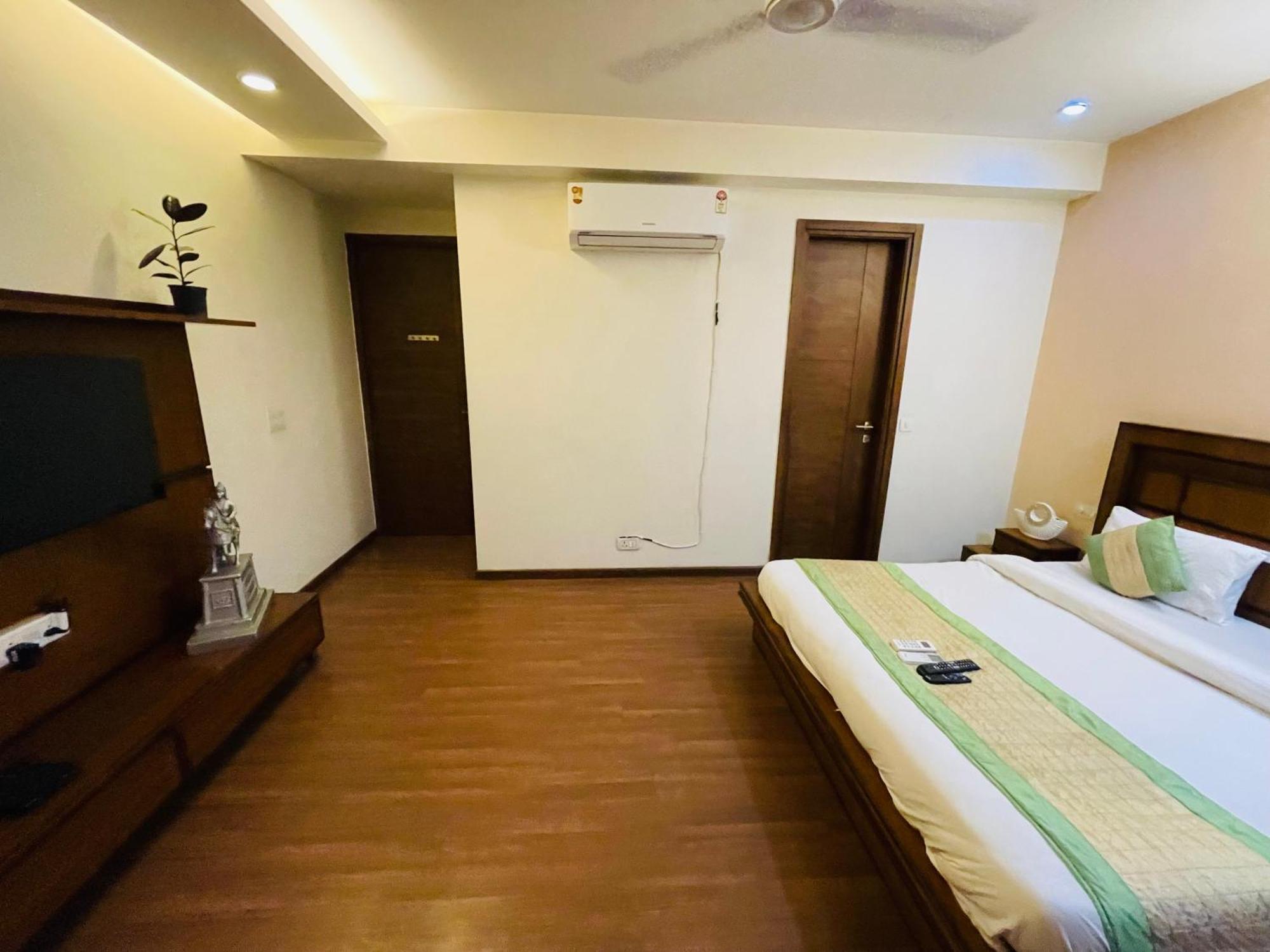 Apartment Fortune Service 4bhk,j191 Saket *