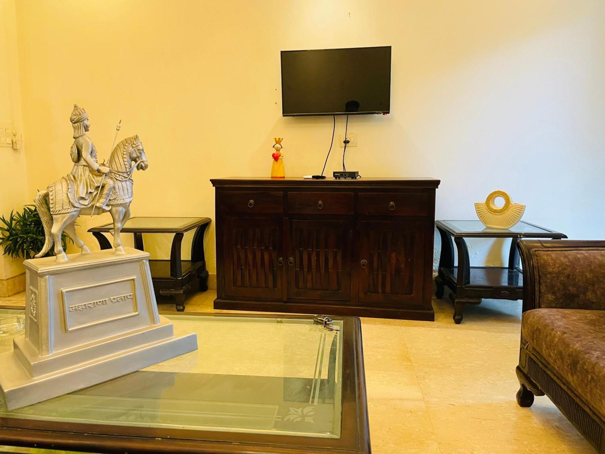Apartment Fortune Service 4bhk,j191 Saket *